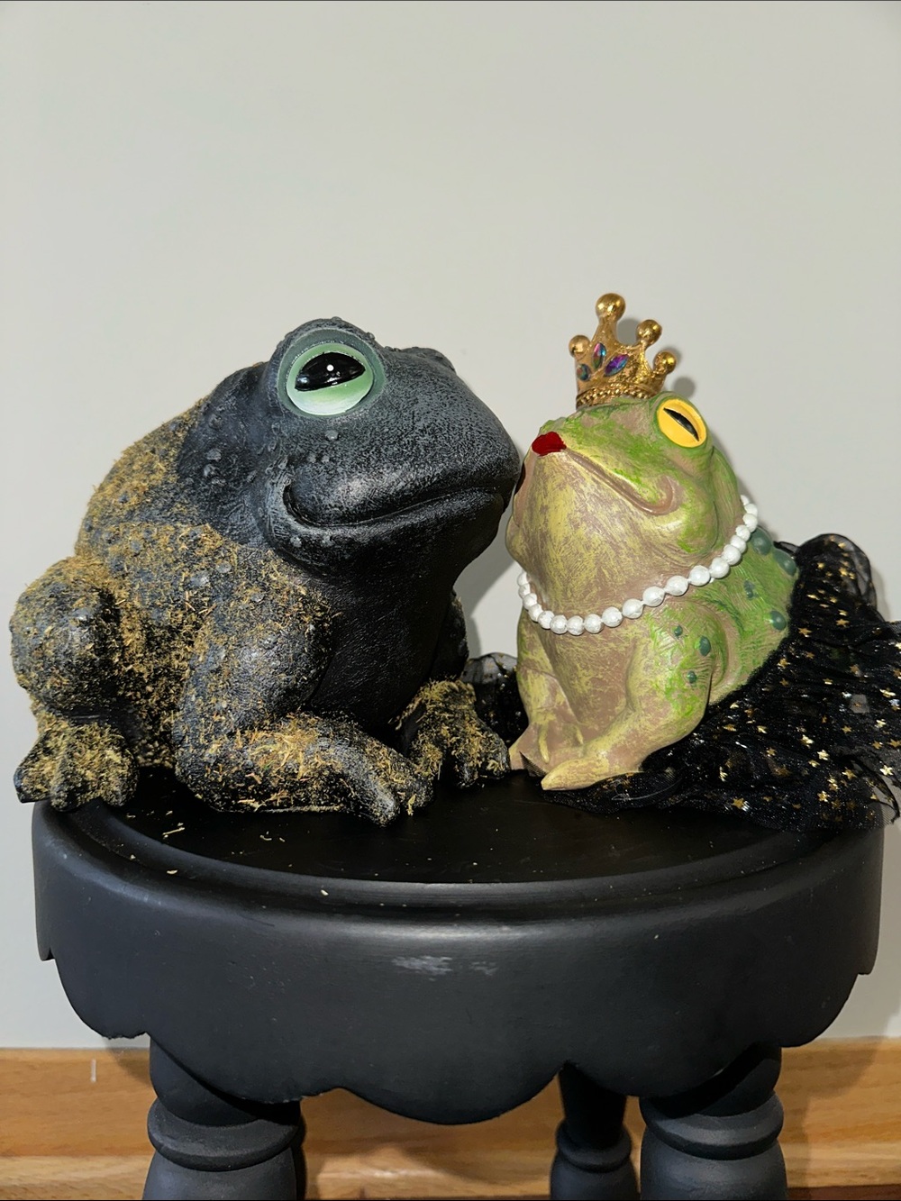 Halloween toad Frog Pair Figurines - Green & Black Resin Frog Set